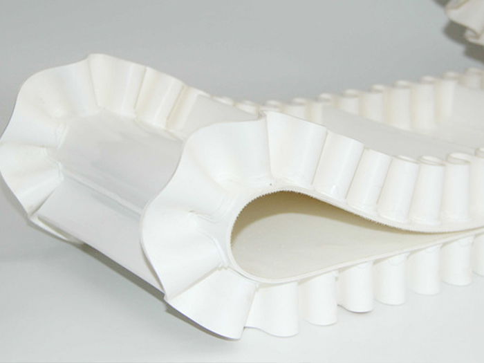 输送颗粒状石蜡的裙边挡板输送带