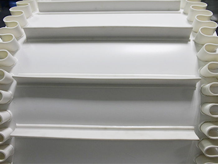 输送颗粒状石蜡的裙边挡板输送带