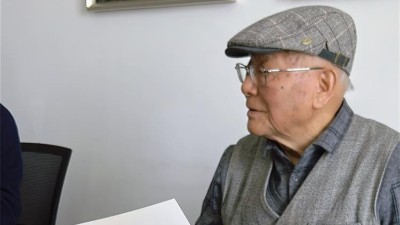 90岁书画泰斗刘锡山老先生新春慰问走进<i style='color:red'>annilte传送带厂家</i>