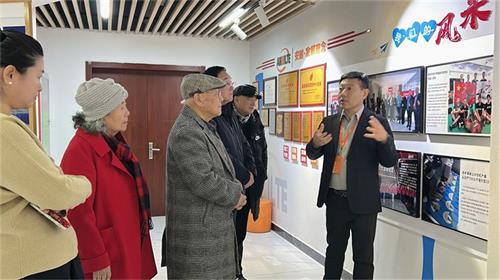 墨香飘进车间：知名书画家新春慰问走进<i style='color:red'>济南安耐传送带厂家</i>