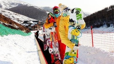 开板了！选对滑雪场<i style='color:red'>魔毯输送带</i>，实力承接冰雪经济浪潮